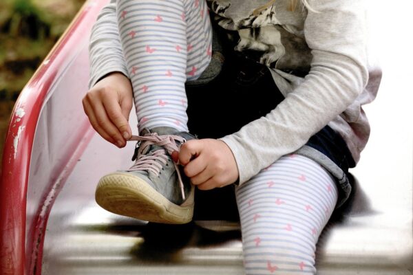 child, girl, tie shoes-4818426.jpg